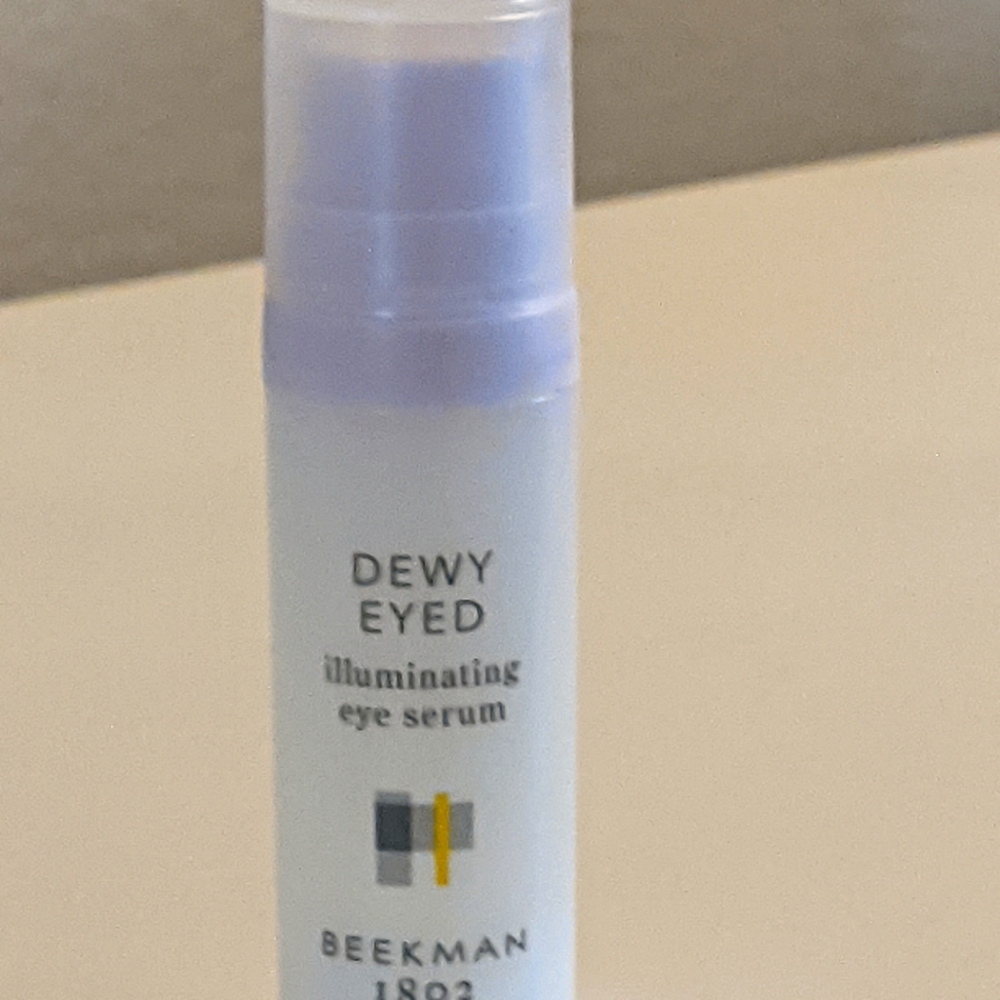 Illuminating eye serum